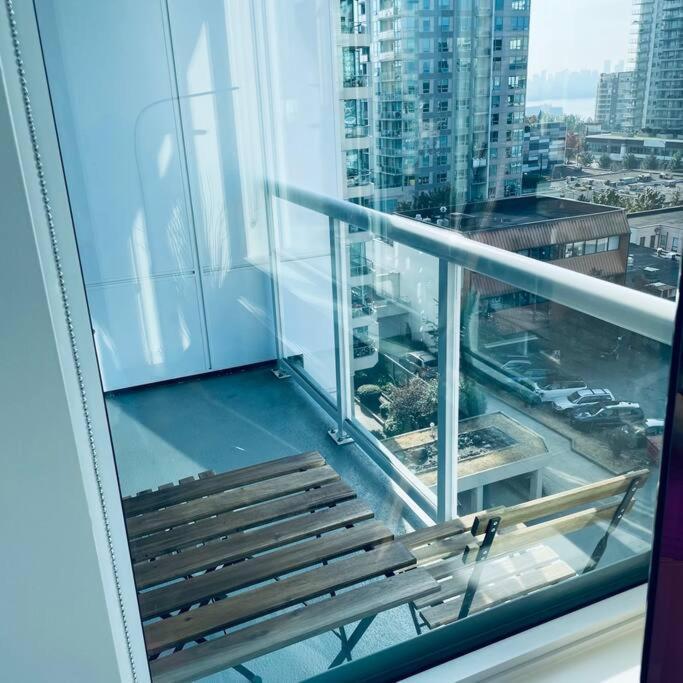 360º Rooftop Patio Views. Your-Home-Away-From-Home ノースバンクーバー エクステリア 写真