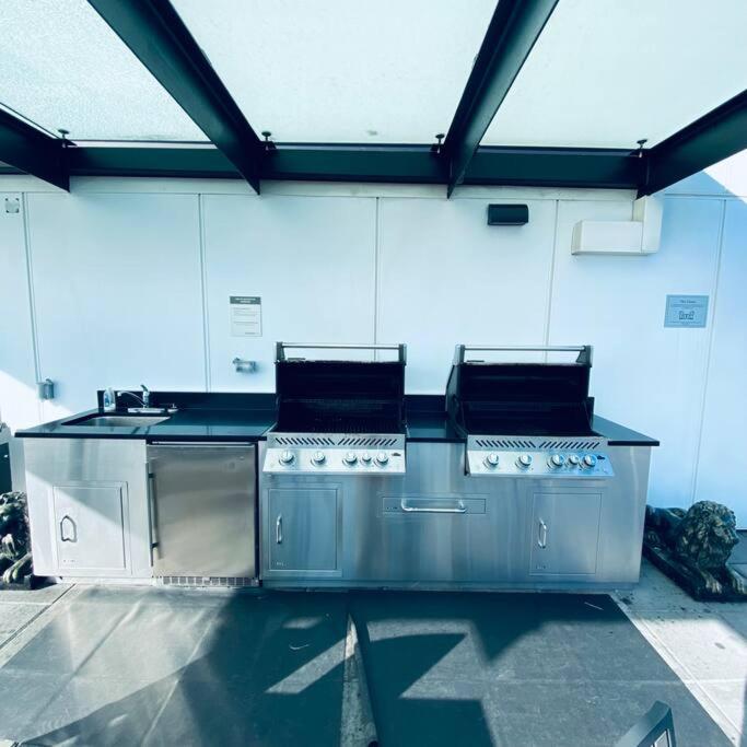 360º Rooftop Patio Views. Your-Home-Away-From-Home ノースバンクーバー エクステリア 写真