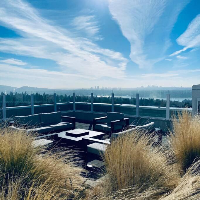 360º Rooftop Patio Views. Your-Home-Away-From-Home ノースバンクーバー エクステリア 写真