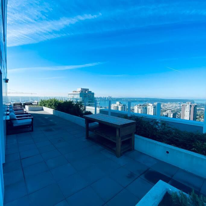 360º Rooftop Patio Views. Your-Home-Away-From-Home ノースバンクーバー エクステリア 写真
