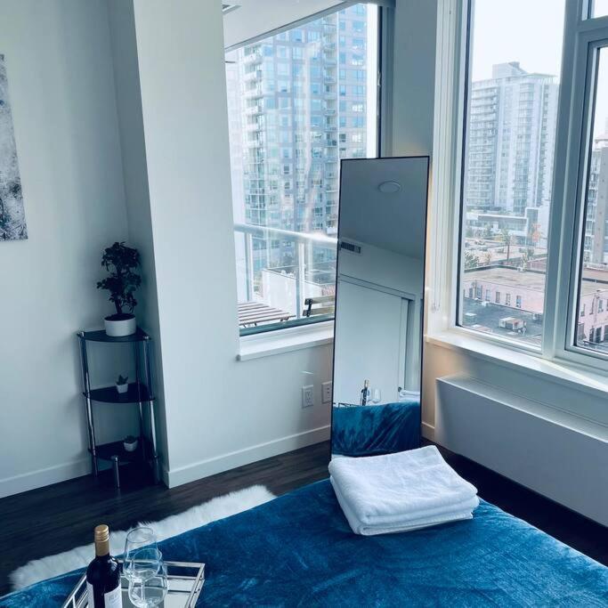 360º Rooftop Patio Views. Your-Home-Away-From-Home ノースバンクーバー エクステリア 写真